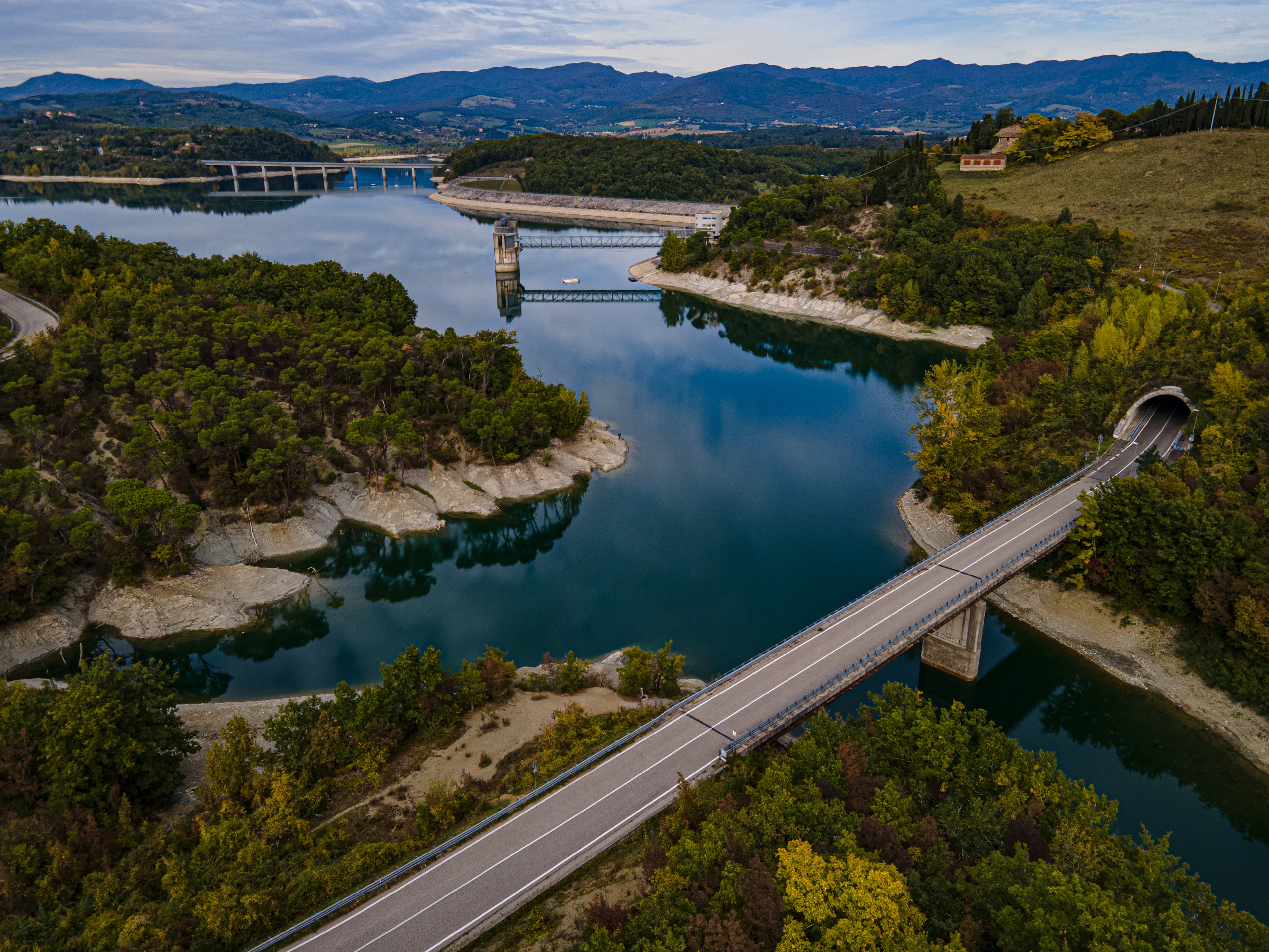 Immagine di copertina per Lago di Bilancino: Tra ingegneria e natura, un esempio di equilibrio per il territorio toscano su Mugello