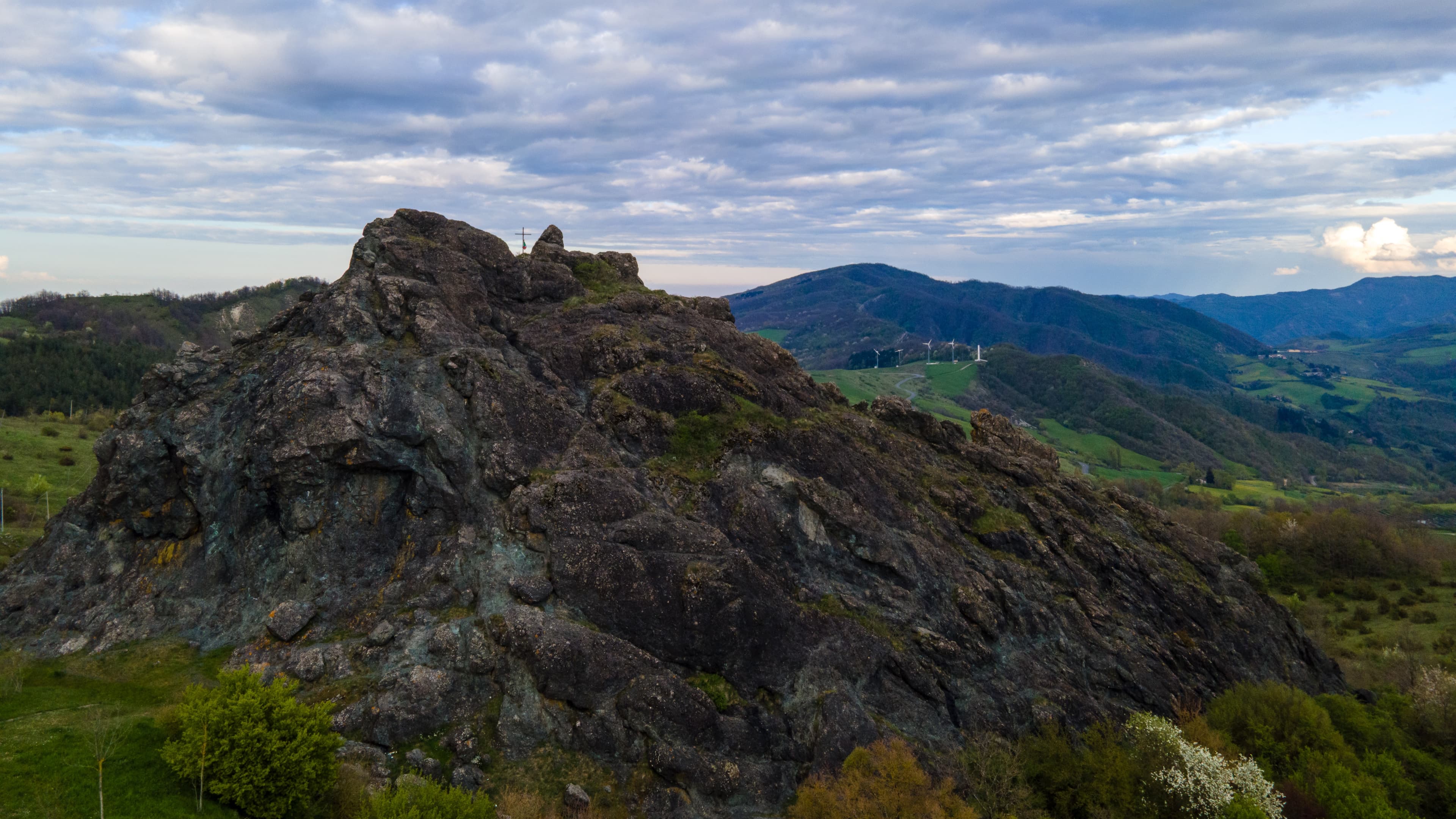 Immagine di copertina per Il Sasso di San Zanobi: leggenda, storia e natura sull’Appennino Tosco-Emiliano su Mugello