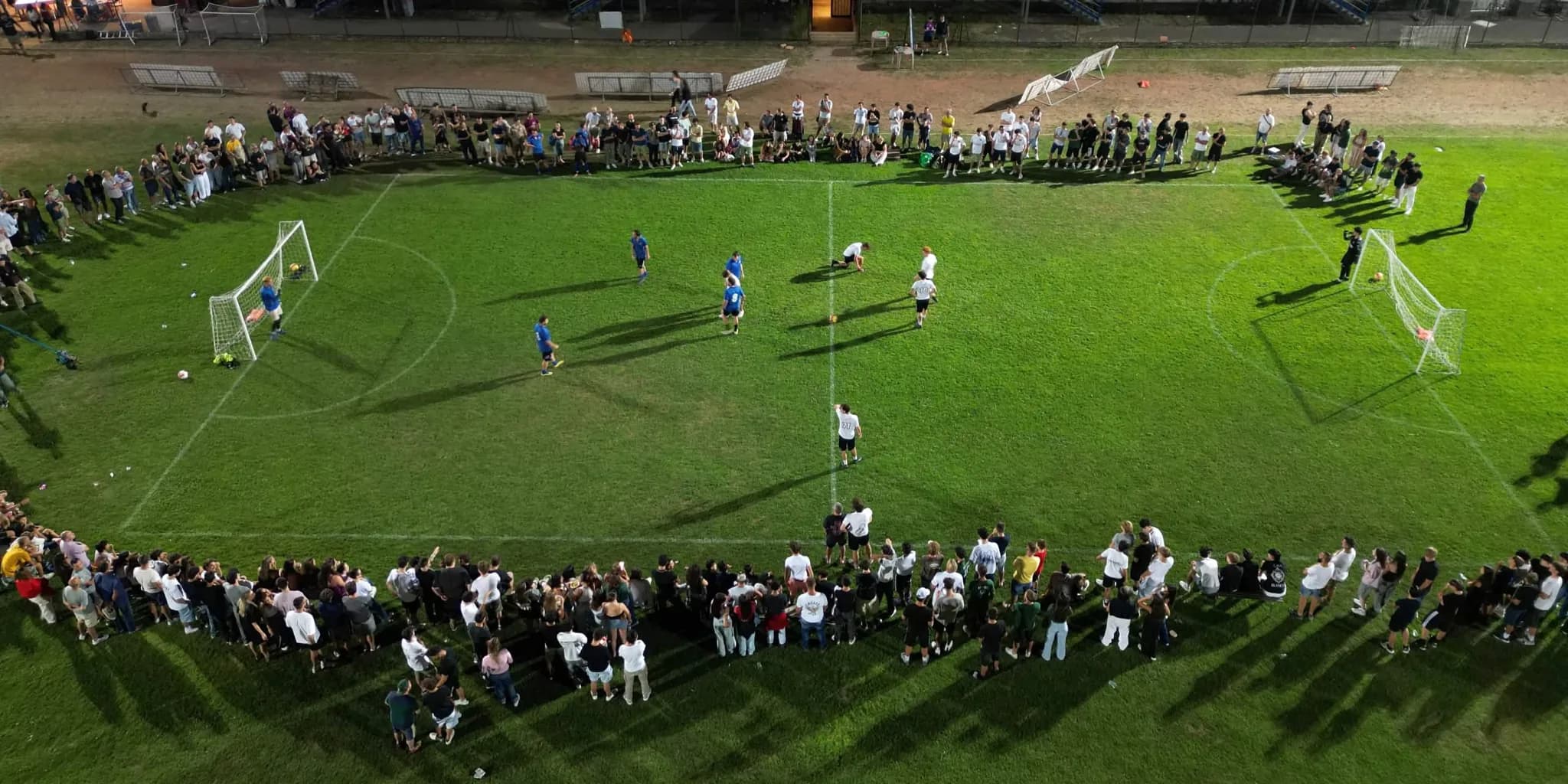 Vista aerea dello stadio di Greve in Chianti durante una partita della Danimarca's Cup, con il pubblico che circonda il campo in notturna
